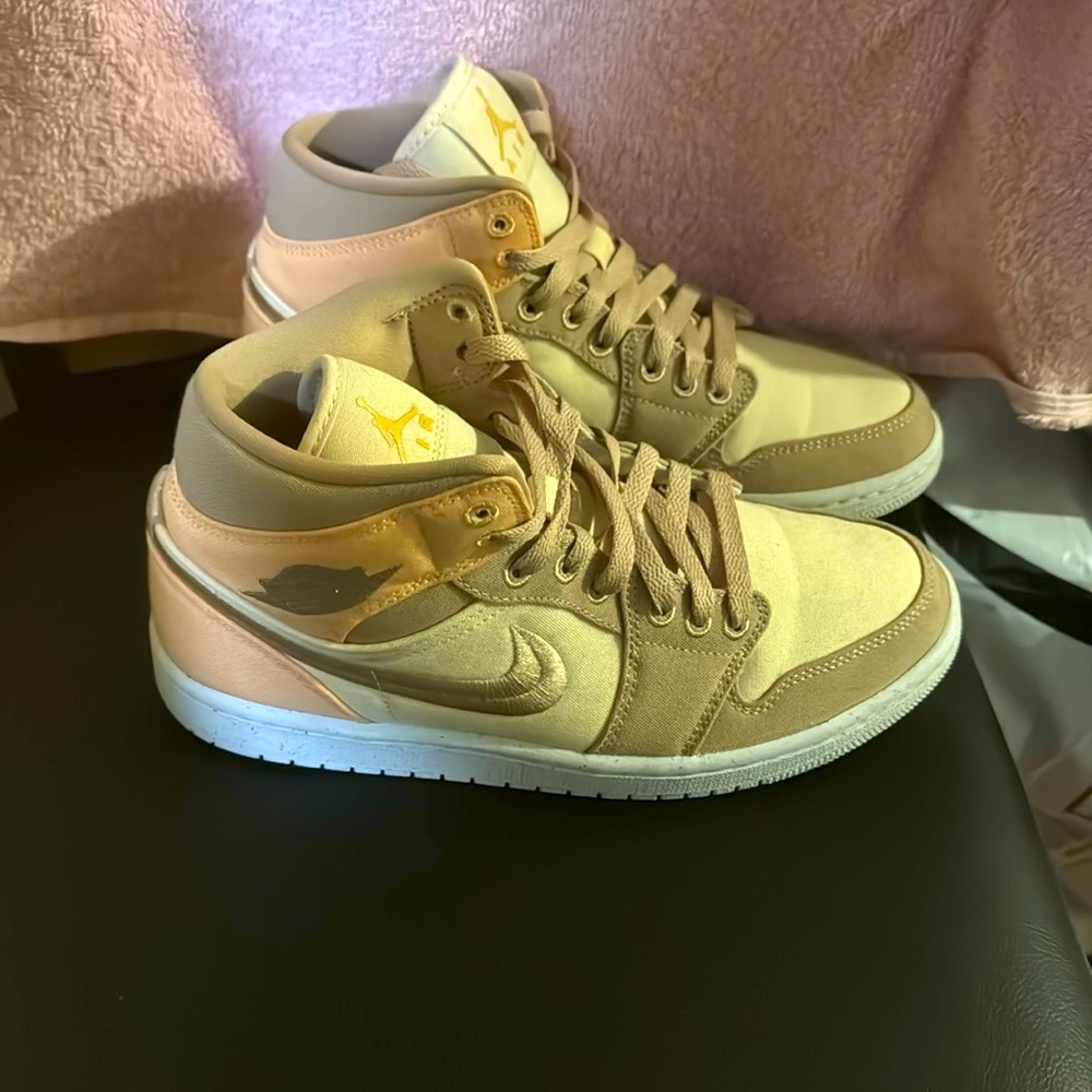 Air Jordan 1 Mid SE